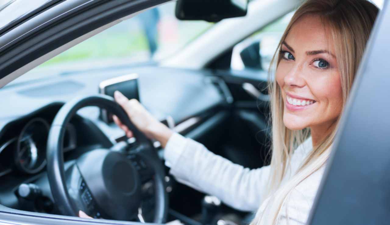 Donna sorridente in auto