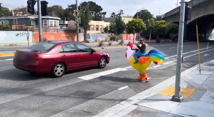 Poliziotto con costume da gallina gonfiabile